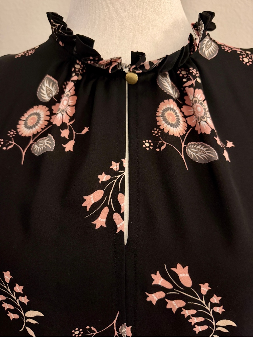 LOFT Black Pink Floral Ruffle Shoulder Sleeveless Blouse Size M - EUC - Picture 3 of 8